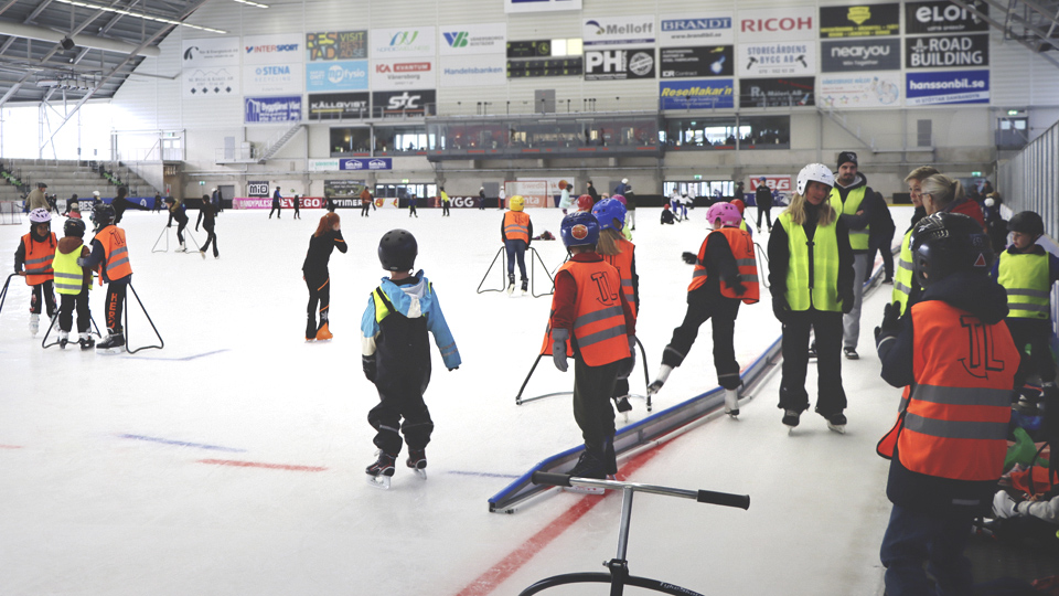 Barn och vuxna på isen i Arena Vänersborg.