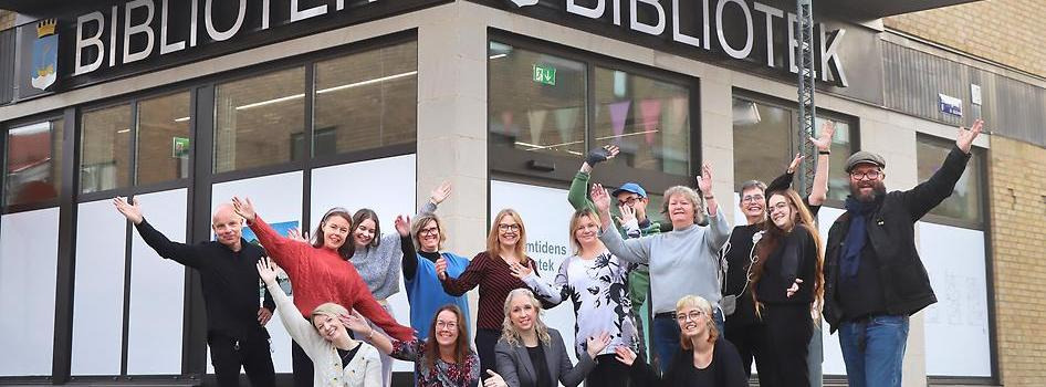 Vänersborgs bibliotekspersonal utanför det nyöppnade biblioteket