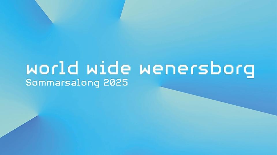 Blå bild med den vita texten : World Wide Wenersborg sommarsalong 2025
