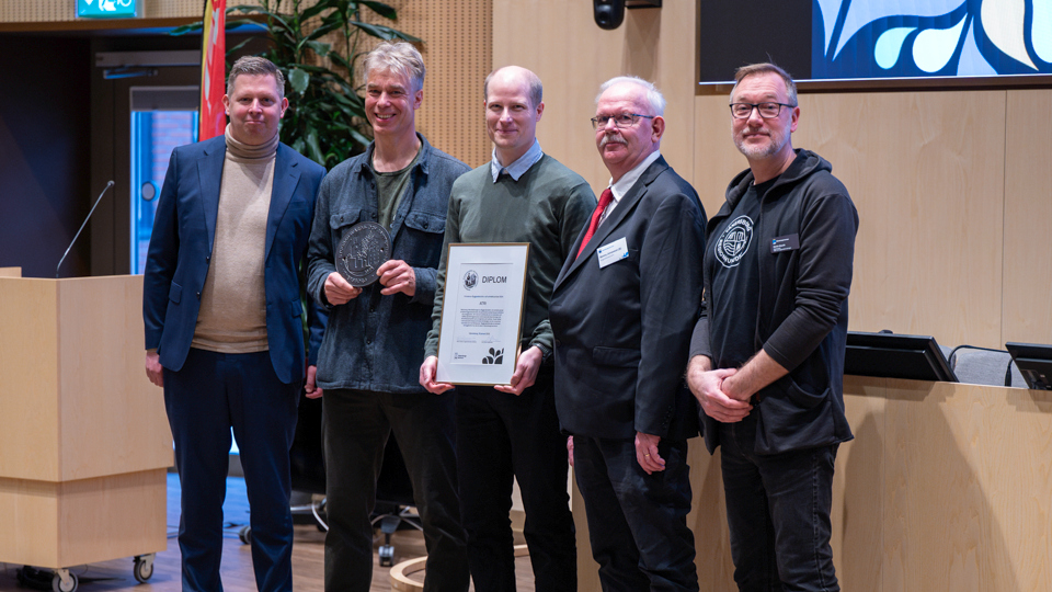 Anders Solvarm och Niklas Dahlström tog emot det första Byggnadsvårds- och arkitekturpriset 2024 av byggnadsnämndens ordförande Benny Jonasson, ledamot Niklas Claesson och stadsarkitekt Martin Staude på Vänersborgs födelsedag den 27 januari 2025.