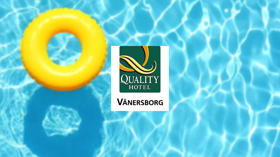 En närbild på vattengympan där fokus ligger på armar och vattensplash, utan synliga ansikten