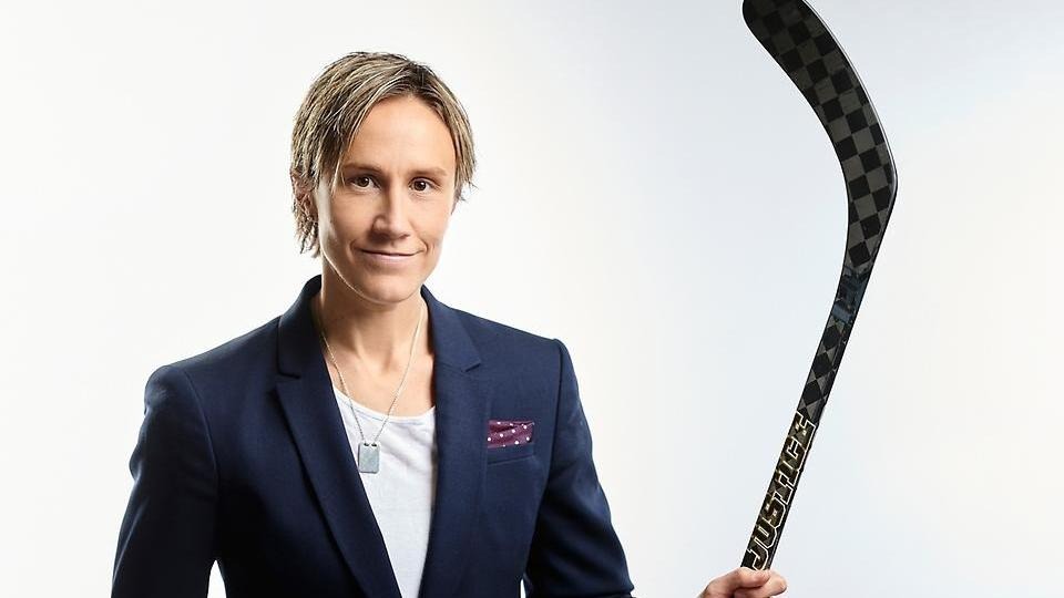 Hockeyspelaren Maria Rooth håller upp en hockeyklubba