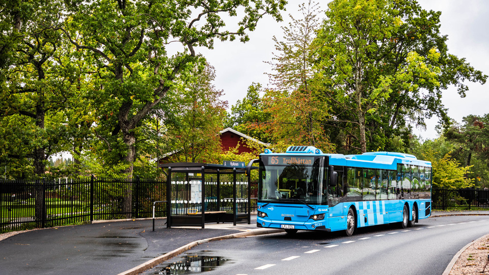 En buss. Linje 65 mellan Trollhättan och Vänersborg. Står still på en busshållplats sommartid.