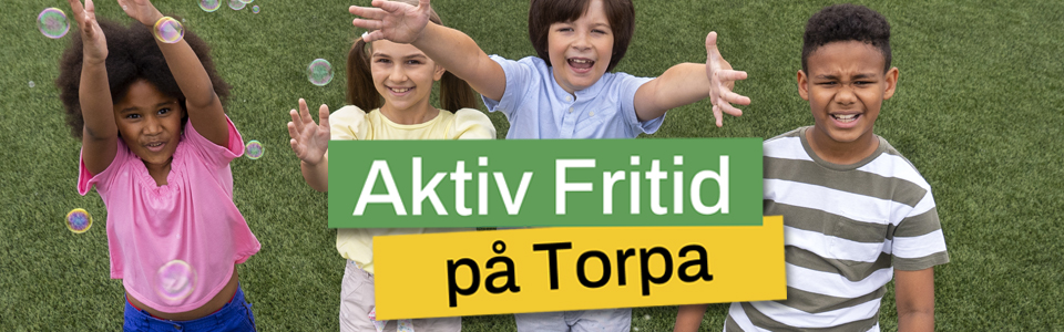 Glada barn bakom texten "Aktiv fritid på Torpa".