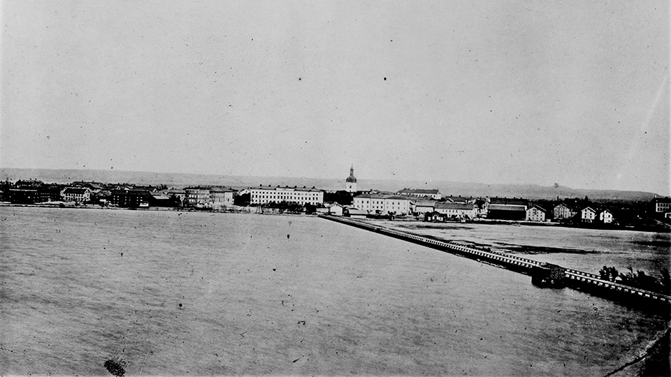 Ett tidigt foto på Vänersborg och Dalbobron, ca 1870