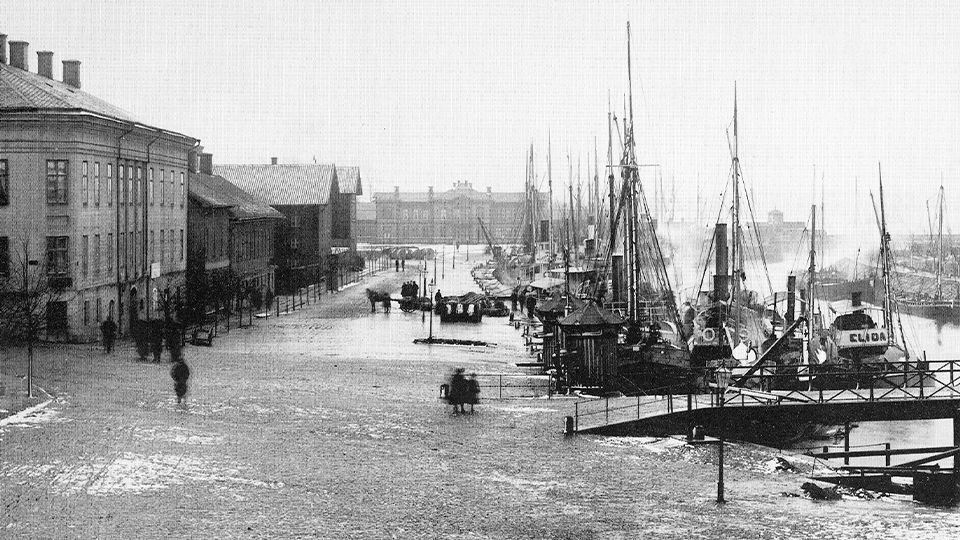 Stoomboten hebben het transport overgenomen, het nieuwe station op de achtergrond, ca. 1890