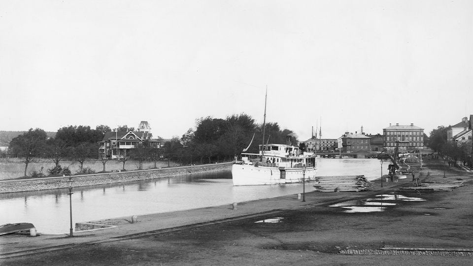 Carriage of passengers in the port channel, ca. 1900