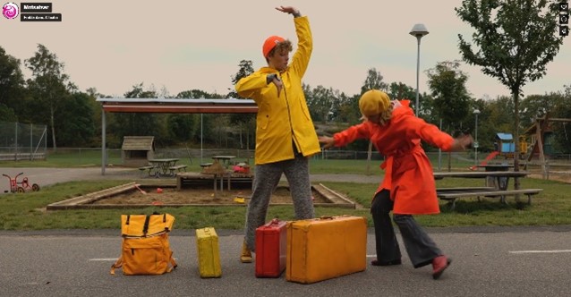 Bilden visar två personer som har teater på en skolgård