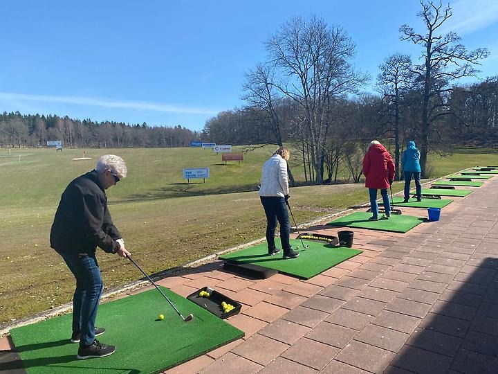 Seniorer provar på golf