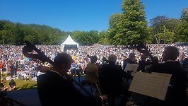 Stor publik utomhus musiker i förgrunden