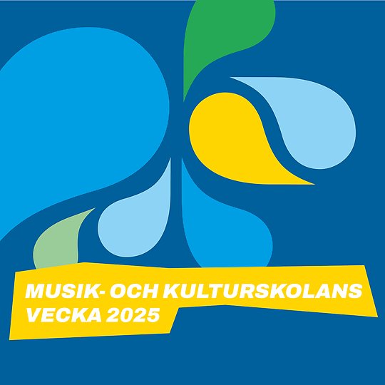 En stege som står lutad mot en vägg, invid ett draperi