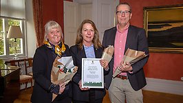 Vänersborg har fått priset som Årets kökshjälte i kategorin Årets kommun. Pristagarna är, från vänster: Gun-Britt Reteike, Anna-Karin Svensson och Lars Nellbro. Foto: Anders Rudäng, Länsstyrelsen i Västra Götaland