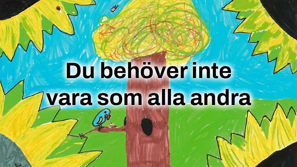 Bild på en av skyltarna med vänliga budskap som ska sättas upp. Skylten säger "Du behöver inte vara som alla andra" och visar en grön skog med solros och ett träd med en blå fågel på en gren. 