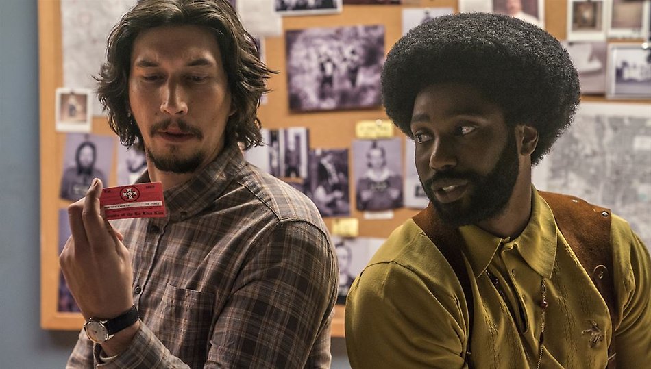 Bilden visar två personer från filmen BlacKkKlansman